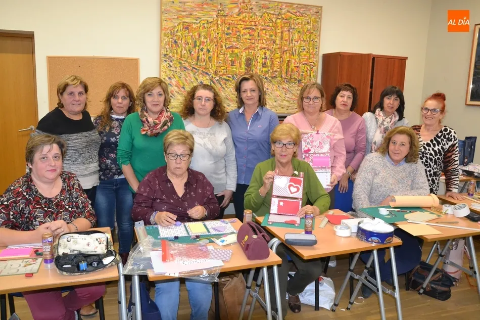 El taller de manualidades de Amanecer profundiza en el scrap  