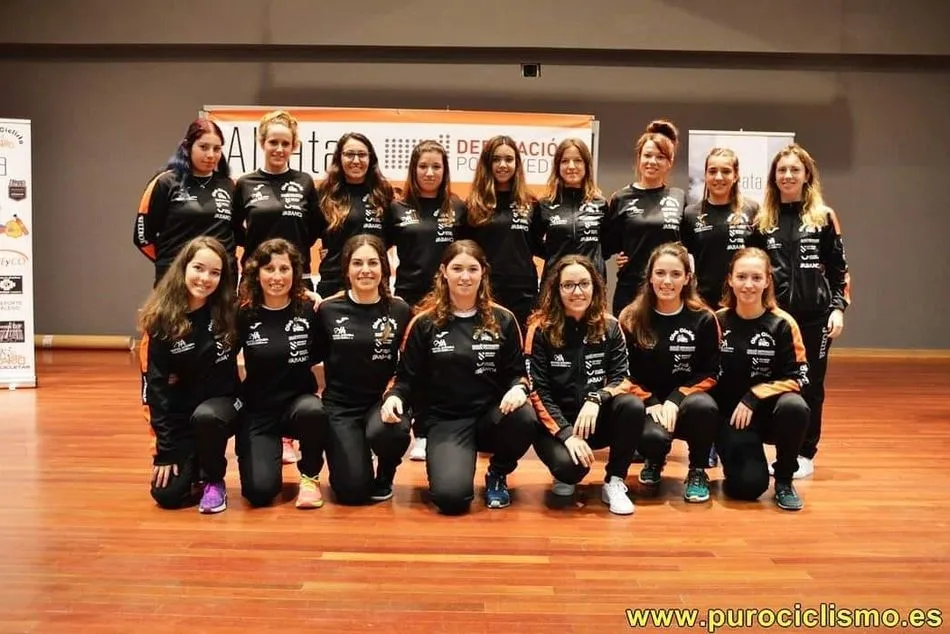 Foto 2 - El Club Ciclista Farto-Aleata de Pontevedra ficha a la bejarana Natalia Huertas  