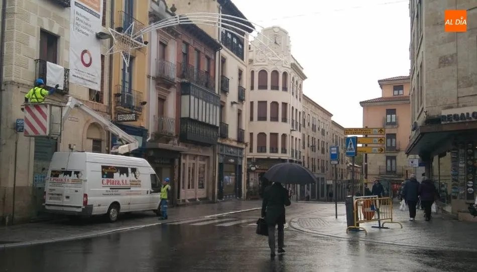 Instalación de las luces navideñas en la calle San Pablo
