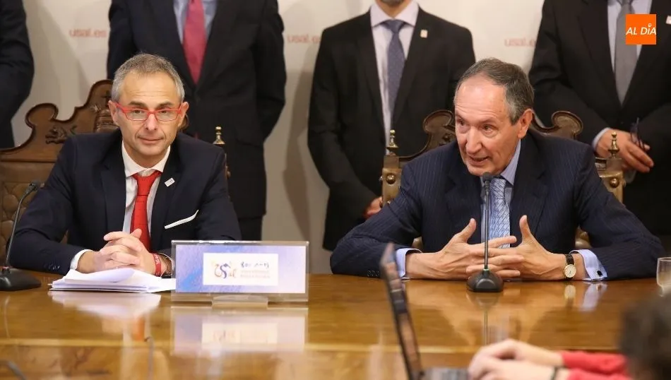 El rector de la Universidad de Salamanca, Ricardo Rivero, y el vicepresidente del Grupo ACS, Antonio García Ferrer, en la rueda de prensa de este miércoles. Foto de Alberto Martín