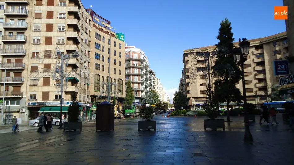 Foto 6 - Las estructuras luminosas de la Navidad ya est&aacute;n instaladas en algunas calles