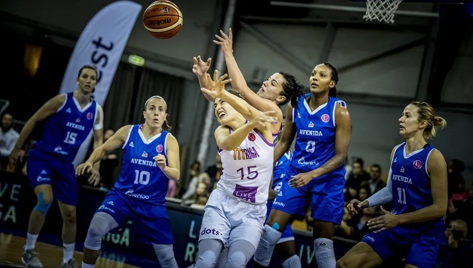 Dos jugadoras de Riga se estorban a la hora de coger un balón en un lance del encuentro. Foto: FEB