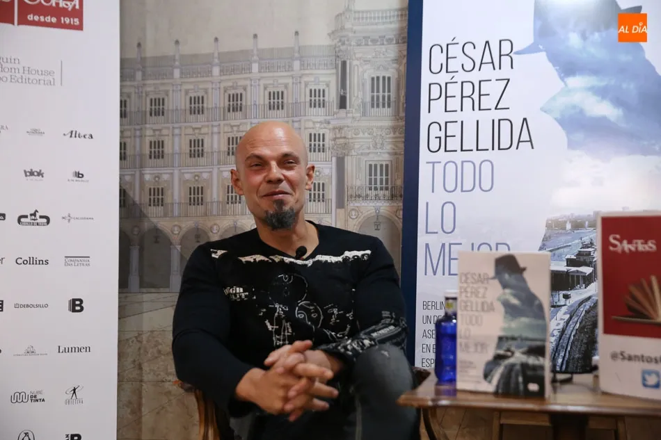 Foto 10 - C&eacute;sar P&eacute;rez Gellida, explosi&oacute;n narrativa en la librer&iacute;a Santos Ochoa  