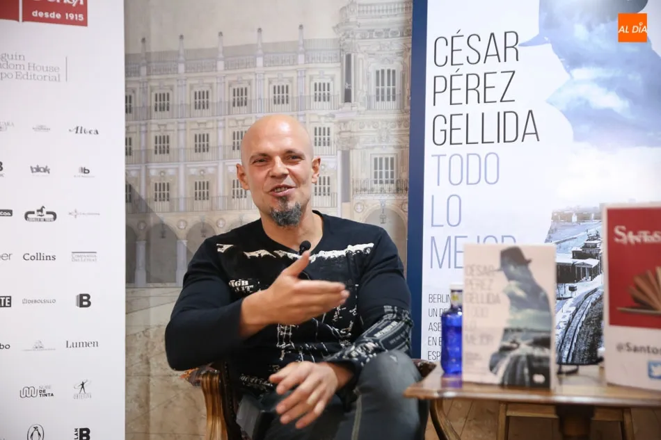 Foto 9 - C&eacute;sar P&eacute;rez Gellida, explosi&oacute;n narrativa en la librer&iacute;a Santos Ochoa  