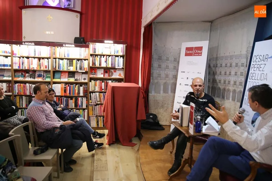 Foto 6 - C&eacute;sar P&eacute;rez Gellida, explosi&oacute;n narrativa en la librer&iacute;a Santos Ochoa  