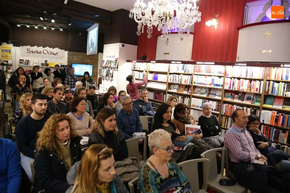 Foto 5 - C&eacute;sar P&eacute;rez Gellida, explosi&oacute;n narrativa en la librer&iacute;a Santos Ochoa  
