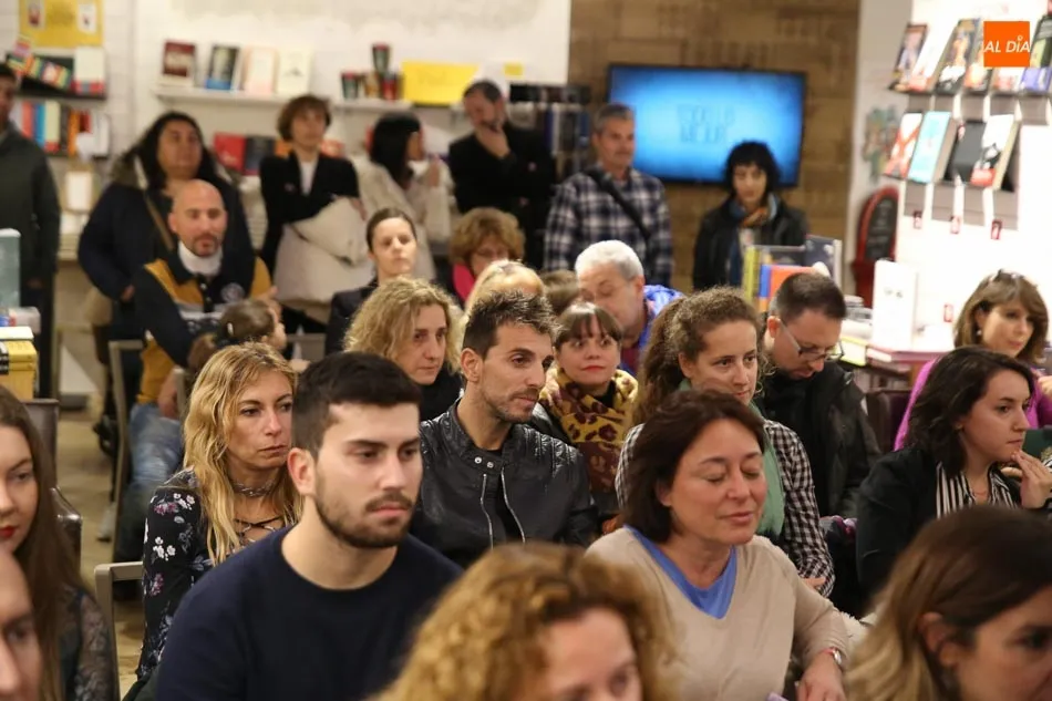 Foto 4 - C&eacute;sar P&eacute;rez Gellida, explosi&oacute;n narrativa en la librer&iacute;a Santos Ochoa  