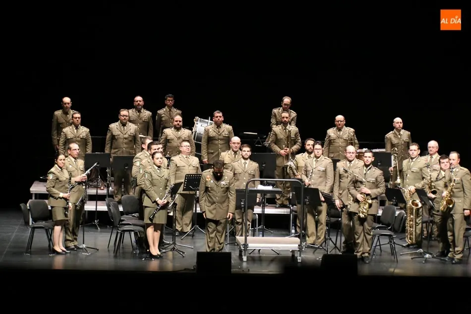 Foto 9 - La banda del Ej&eacute;rcito de Tierra envuelve con su m&uacute;sica el CAEM  