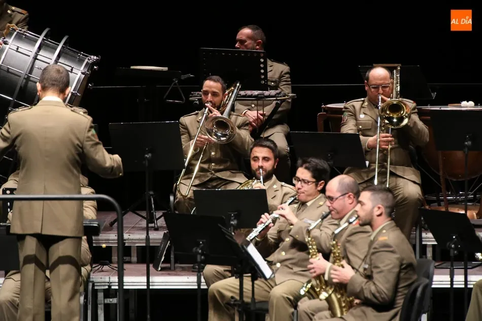 Foto 6 - La banda del Ej&eacute;rcito de Tierra envuelve con su m&uacute;sica el CAEM  