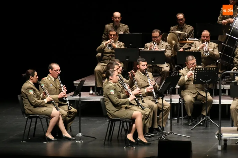 Foto 2 - La banda del Ej&eacute;rcito de Tierra envuelve con su m&uacute;sica el CAEM  