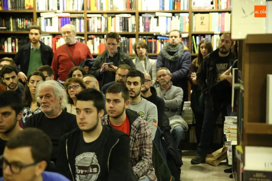 Foto 10 - Daniel Bernab&eacute; ofrece un llamamiento a la unidad en la librer&iacute;a Letras Corsarias  