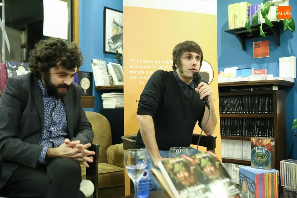 Foto 6 - Daniel Bernab&eacute; ofrece un llamamiento a la unidad en la librer&iacute;a Letras Corsarias  