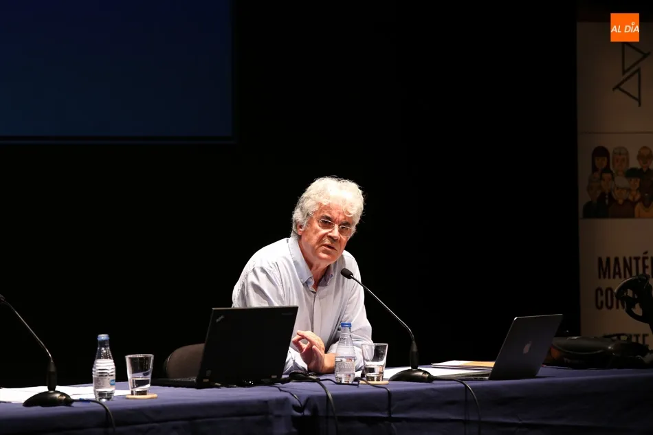 Foto 8 - Antonio Garc&iacute;a y Jos&eacute; Fr&iacute;as abordan la crisis desde el punto de vista educacional  