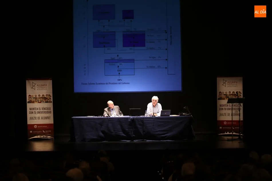 Foto 7 - Antonio Garc&iacute;a y Jos&eacute; Fr&iacute;as abordan la crisis desde el punto de vista educacional  