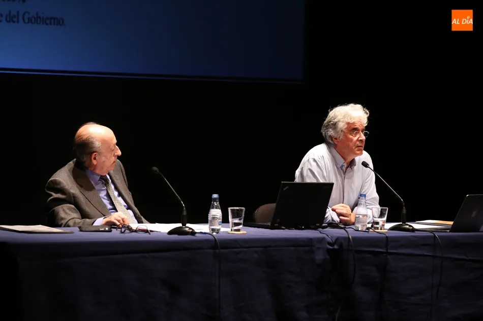 Foto 5 - Antonio Garc&iacute;a y Jos&eacute; Fr&iacute;as abordan la crisis desde el punto de vista educacional  
