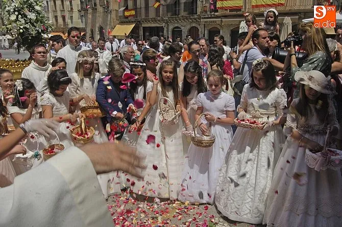 Algunos de los niños que tomaron la Primera Comunión en 2017 con la procesión del Corpus Christi