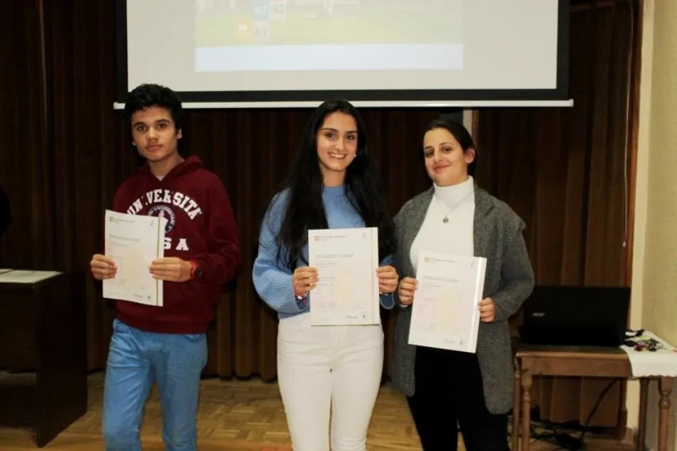 Foto 2 - Alumnos del colegio Calasanz reciben su certificado de los ex&aacute;menes de Cambridge English