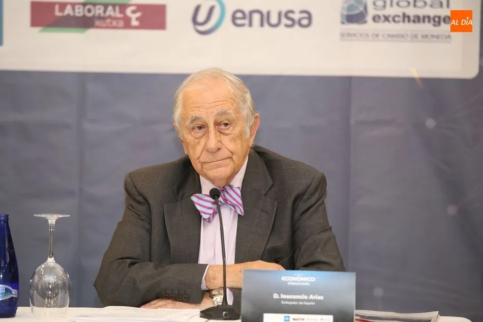 El diplomático Inocencio Arias, con su inseparable pajarita, en el Foro Económico de El Norte. Fotos: Alberto Martín