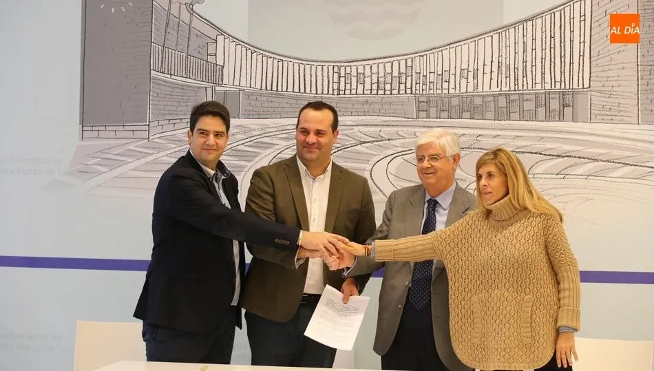 Representantes del Ayuntamieto y de Limcasa han firmado este jueves el convenio. Foto: Alberto Martín
