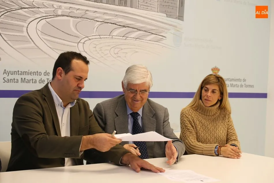 Foto 3 - Ayuntamiento de Santa Marta y Limcasa firman un convenio para la contrataci&oacute;n de desempleados del...