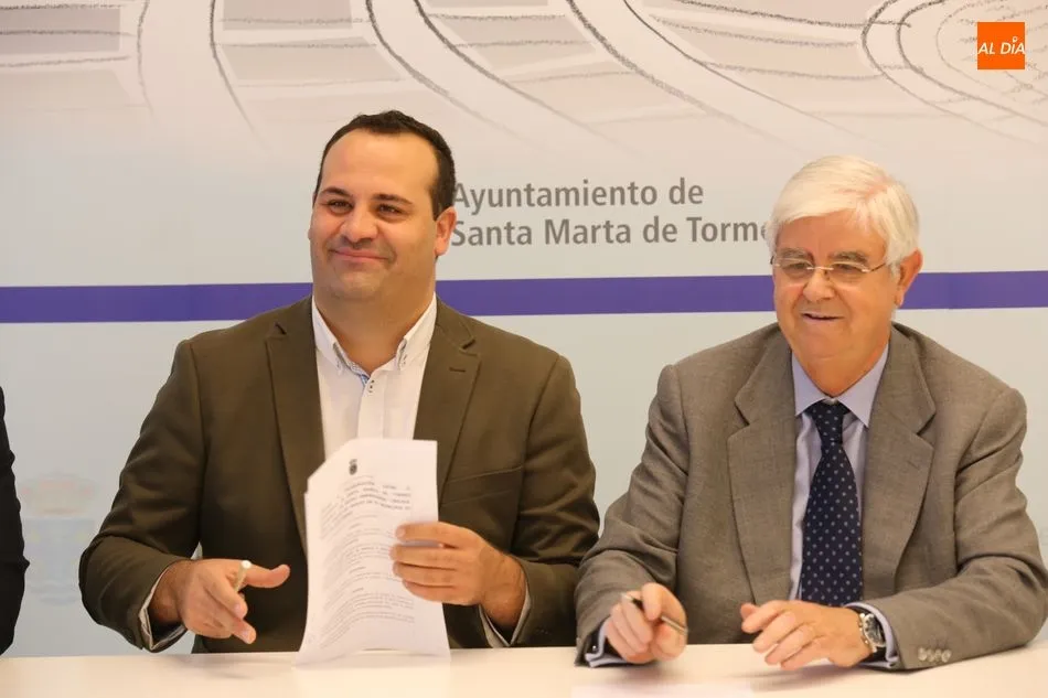 Foto 2 - Ayuntamiento de Santa Marta y Limcasa firman un convenio para la contrataci&oacute;n de desempleados del...