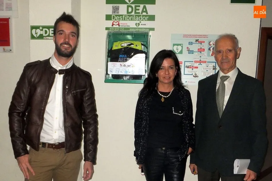 El alcalde y los ediles de Ciudadanos ante el desfibrilador instalado en la casa consistorial / E. Corredera