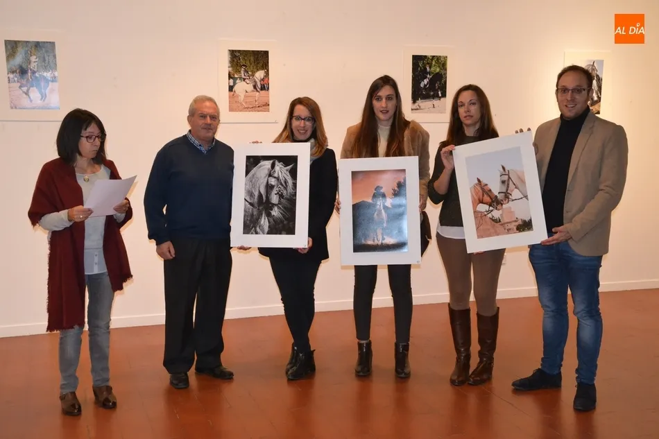 El jurado con las fotografías premiadas
