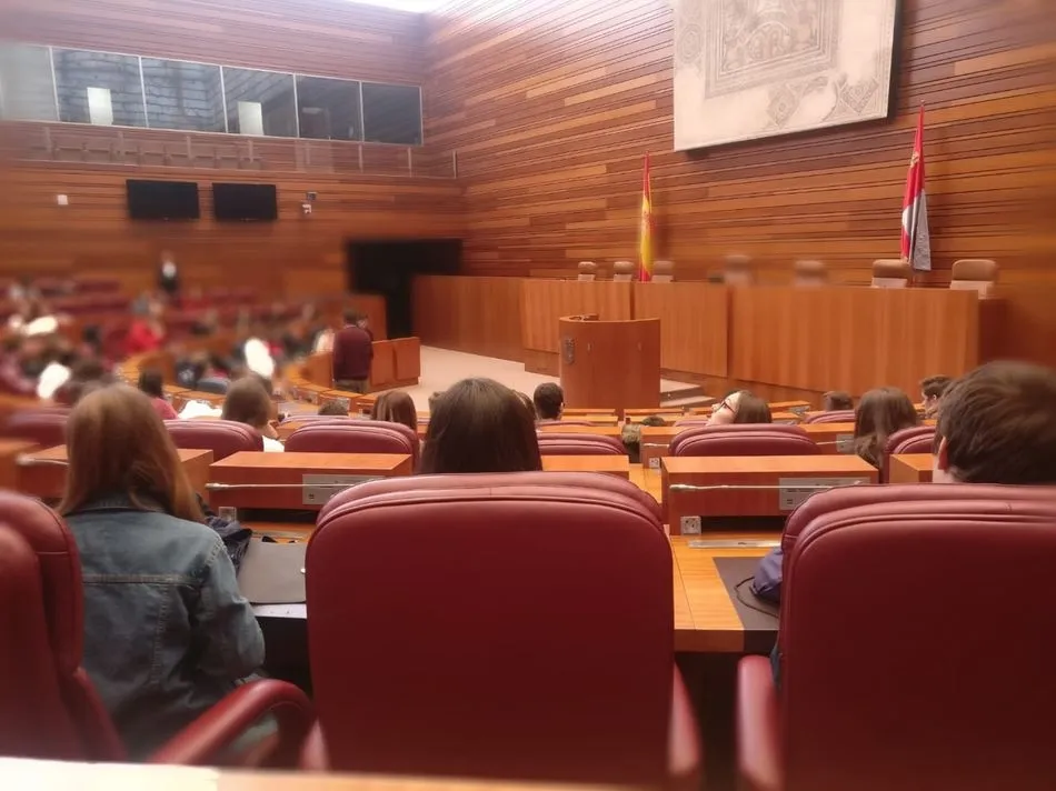 Foto 3 - Los alumnos de 4&ordm; de la ESO del Colegio San Juan Bosco visitan las Cortes de Castilla y Le&oacute;n