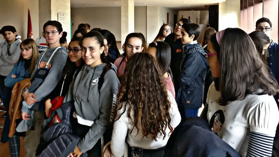 Los alumnos del centro escolar esperan el inicio de la visita a las Cortes.