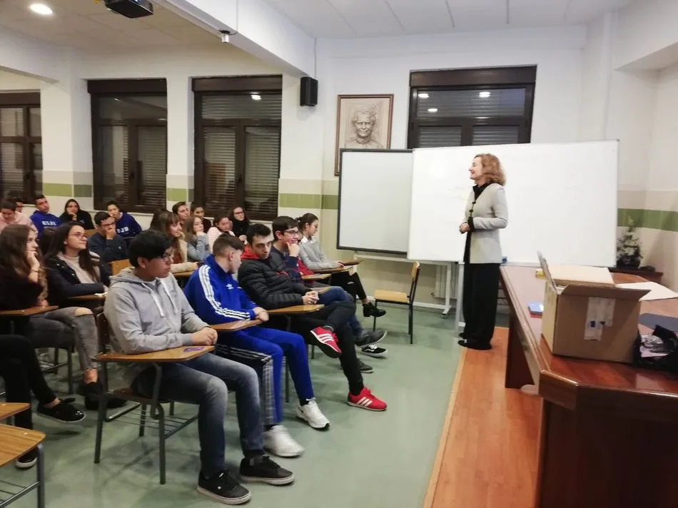 Los alumnos asisten con interés a la charla.