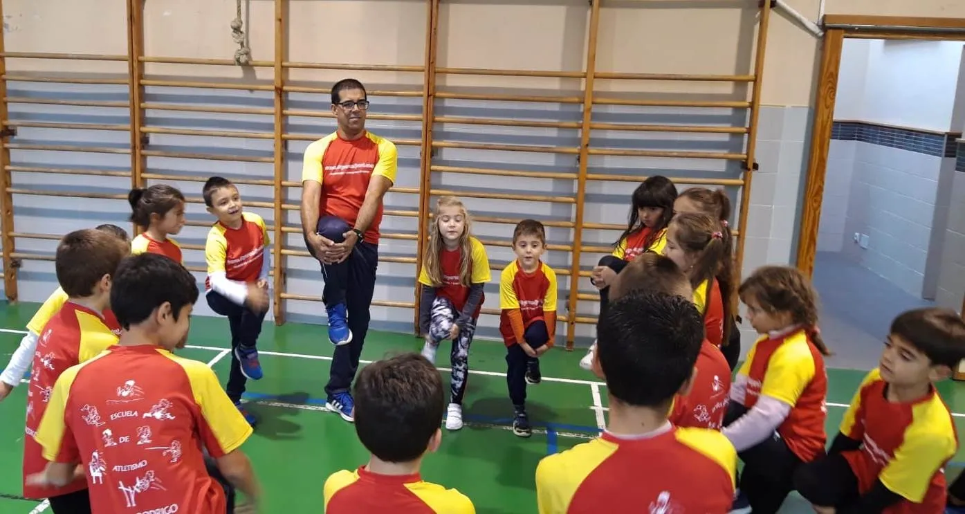 Foto 10 - Cerca de 90 ni&ntilde;os y j&oacute;venes participan este curso en la Escuela de Atletismo  