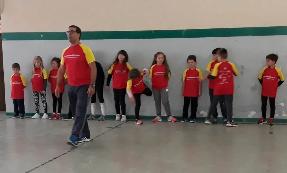 Foto 3 - Cerca de 90 ni&ntilde;os y j&oacute;venes participan este curso en la Escuela de Atletismo  
