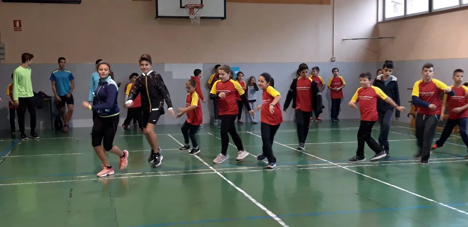 Foto 7 - Cerca de 90 ni&ntilde;os y j&oacute;venes participan este curso en la Escuela de Atletismo  