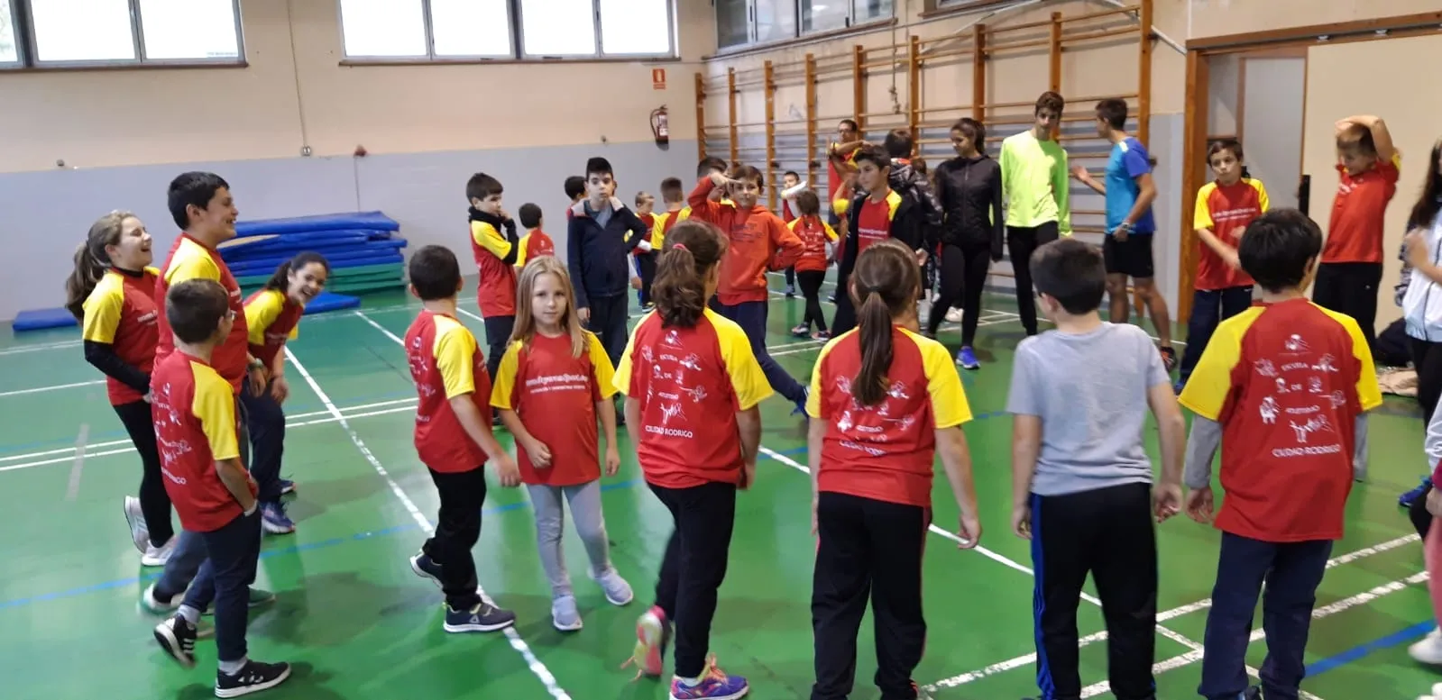 Foto 9 - Cerca de 90 ni&ntilde;os y j&oacute;venes participan este curso en la Escuela de Atletismo  