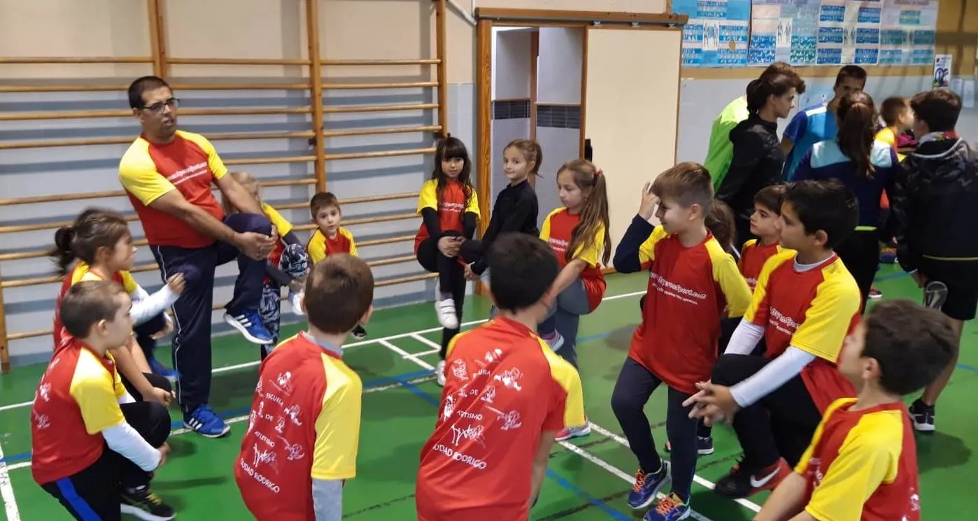 Foto 4 - Cerca de 90 ni&ntilde;os y j&oacute;venes participan este curso en la Escuela de Atletismo  