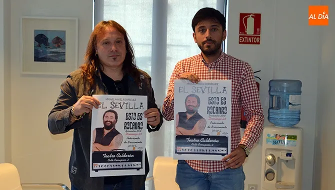 Francisco Díaz, concejal de festejos, y Gorka Recio, representante del espectáculo, presentaban la actuación de El Sevilla del próximo 23 de diciembre
