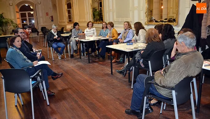 Los profesores de la USAL Marta del Pozo, María Luisa Ibáñez y Pablo Ramos realizaban el coloquio en el Centro Social