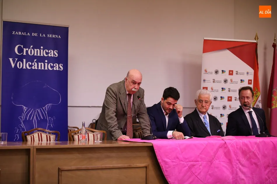 Foto 10 - Zabala de la Serna muestra en su libro Cr&oacute;nicas Volc&aacute;nicas los mejores momentos de su carrera