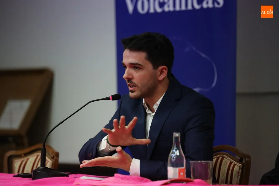 Foto 6 - Zabala de la Serna muestra en su libro Cr&oacute;nicas Volc&aacute;nicas los mejores momentos de su carrera