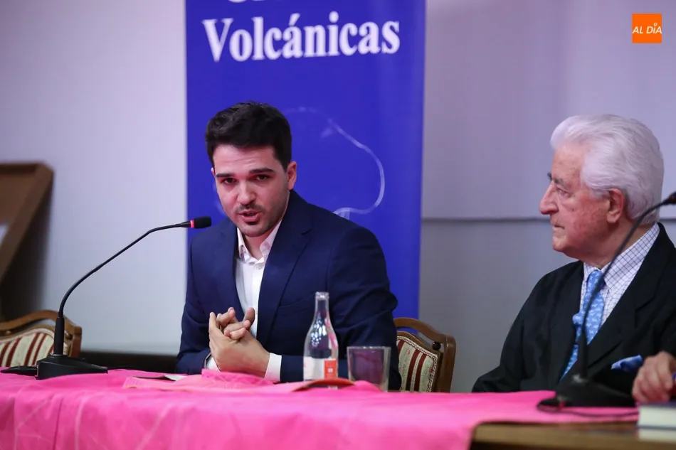 Foto 4 - Zabala de la Serna muestra en su libro Cr&oacute;nicas Volc&aacute;nicas los mejores momentos de su carrera