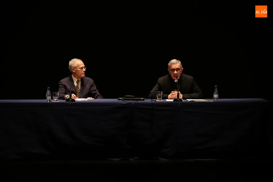 Foto 2 - El obispo de Segovia reflexiona en el Liceo sobre la crisis de la sociedad actual