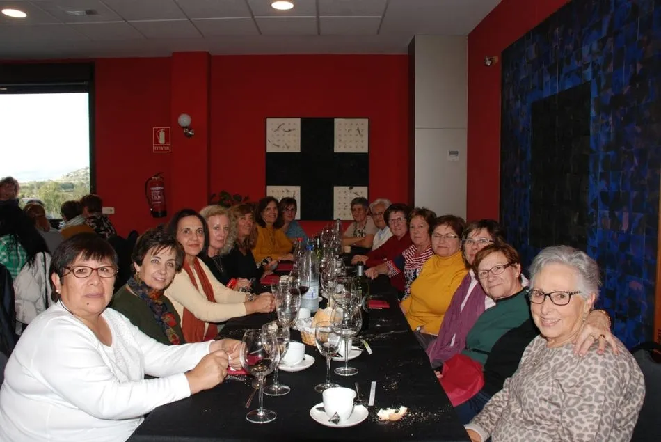 Foto 10 - M&aacute;s de un centenar de alumnos del Centro de Adultos de Tordesillas visitan la ciudad  