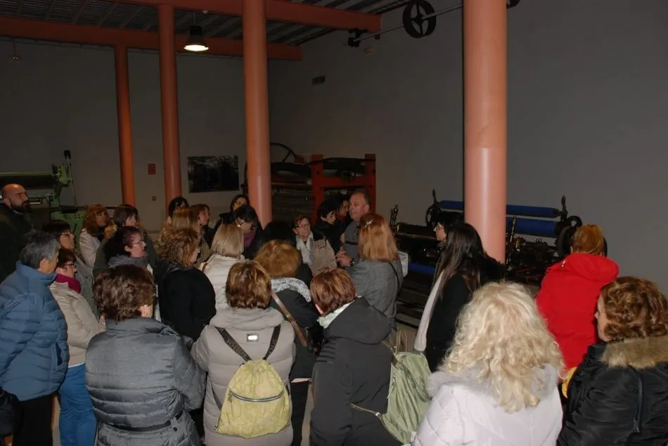 Foto 7 - M&aacute;s de un centenar de alumnos del Centro de Adultos de Tordesillas visitan la ciudad  