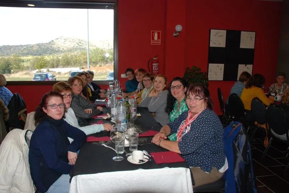 Foto 2 - M&aacute;s de un centenar de alumnos del Centro de Adultos de Tordesillas visitan la ciudad  