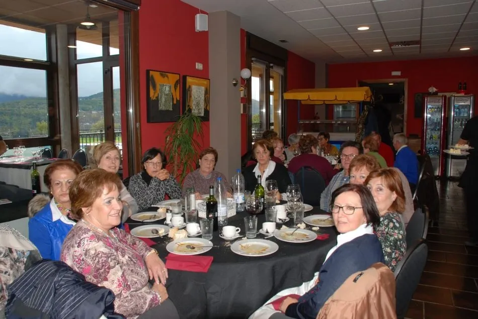 Foto 4 - M&aacute;s de un centenar de alumnos del Centro de Adultos de Tordesillas visitan la ciudad  