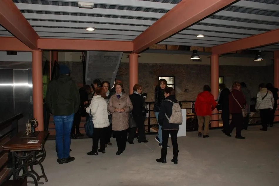 Foto 3 - M&aacute;s de un centenar de alumnos del Centro de Adultos de Tordesillas visitan la ciudad  