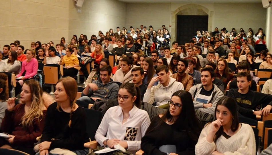 Durante el acto, varios alumnos y antiguos alumnos han explicado su experiencia personal en los destinos que eligieron dentro y fuera de España