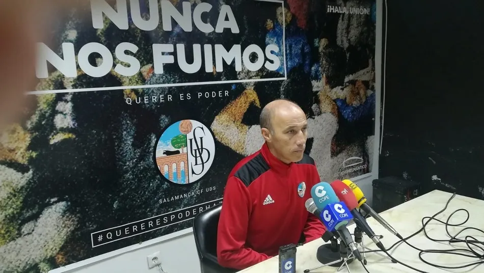 Antonio Calderón, al comienzo de la rueda de prensa. Foto: R. F. G.