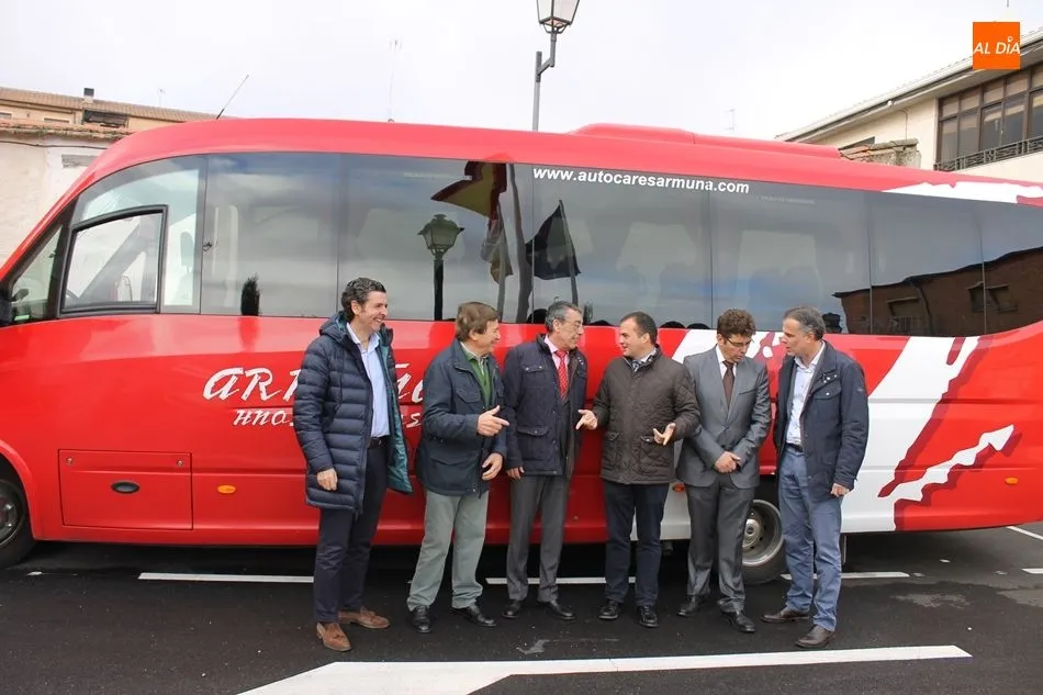 Representantes de la Junta y de los ayuntamientos de Castellanos de Moriscos y Moriscos, en la presentación de las nuevas rutas del transporte metropolitano