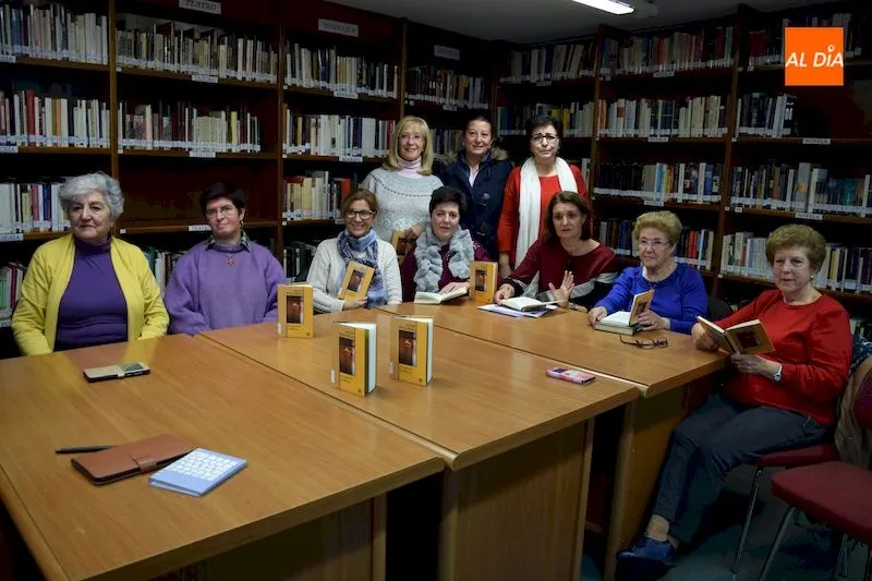 Integrantes del grupo de adultos de la iniciativa ¿Quedamos los viernes en la biblioteca?